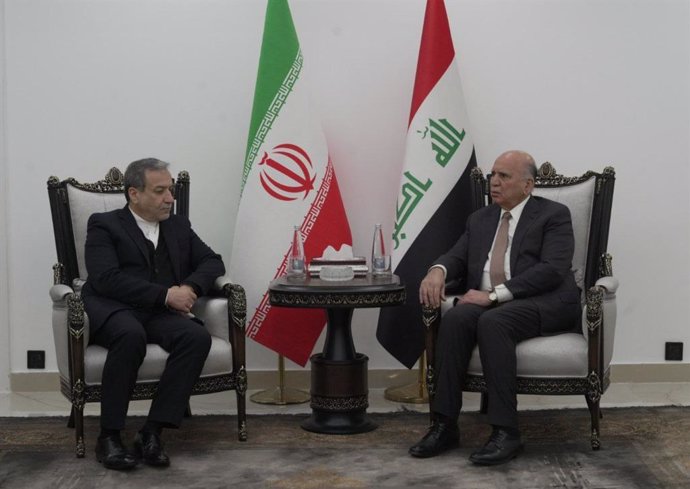 El ministro de Exteriores de Irak, Fuad Husein , a la derecha, con su homólogo iraní, Abbas Araqchi. 