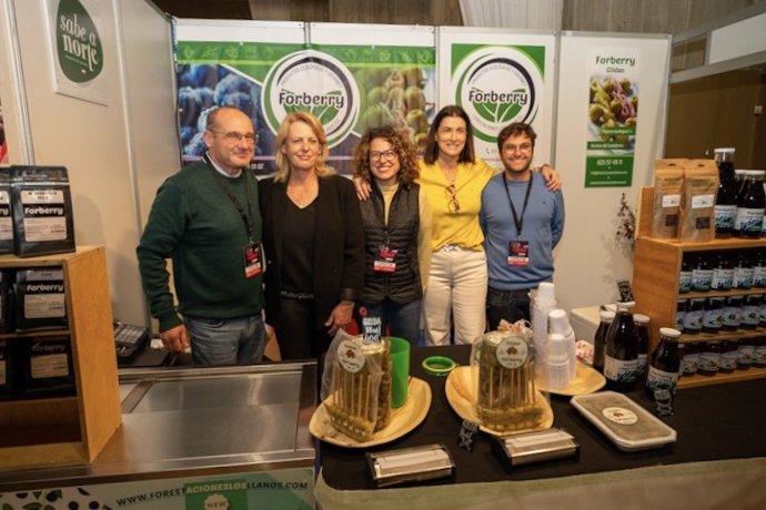 La consejera María Jesús Susinos y la alcaldesa de Santander, Gema Igual, en un stand de La XX Feria del Producto de Cantabria