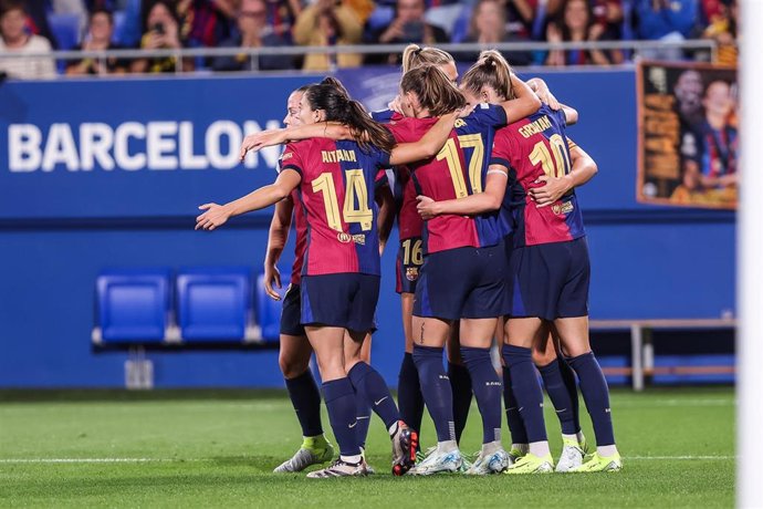 Archivo - Las jugadoras del FC Barcelona celebran un gol