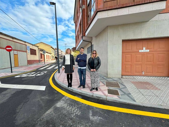 Obras de reurbanización en la avenida de los Campones, en El Berrón   