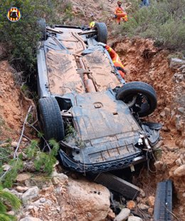 Coche precipitado en un barrando al lado de la CV-35