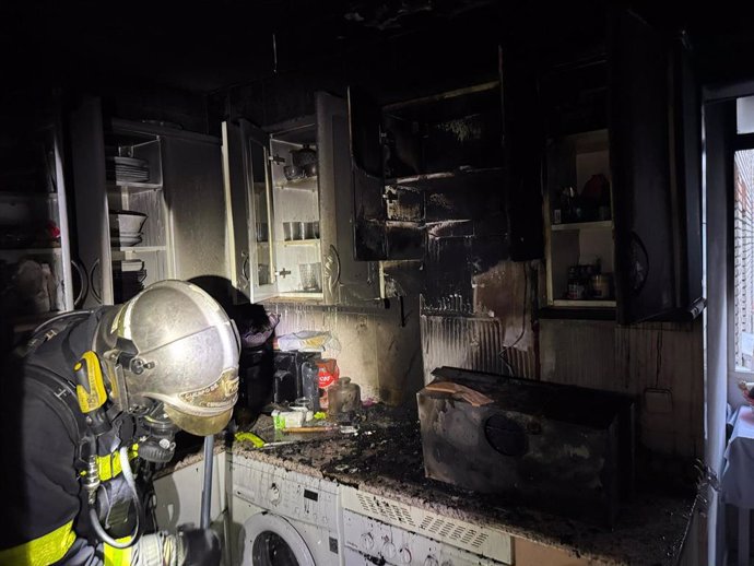 Tres personas hospitalizadas en Parla, entre ellas menor de edad, por inhalación de humo por un incendio en una vivienda