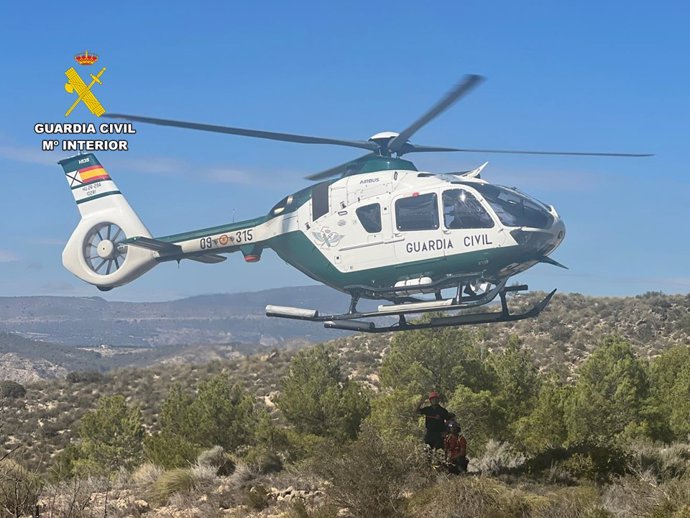 Archivo - Un helicóptero de rescate de la Guardia Civil.