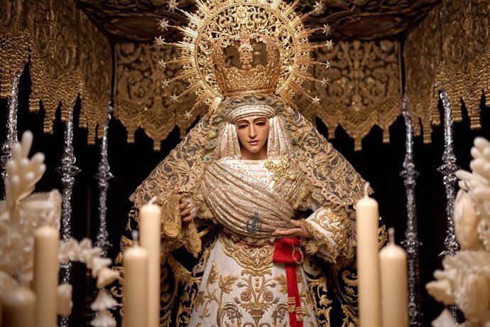 La Virgen de la Esperanza de Triana, en su palio de palio antes del traslado previsto a la Catedral.