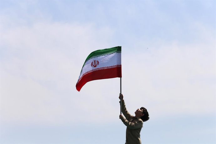 Archivo - April 19, 2024, Tehran, Iran: An Iranian boy waves a flag of Iran during an anti-Israel rally in Tehran. Air defense systems over the central city of Isfahan destroyed three aerial objects early on April 19. The explosions come after a drone and