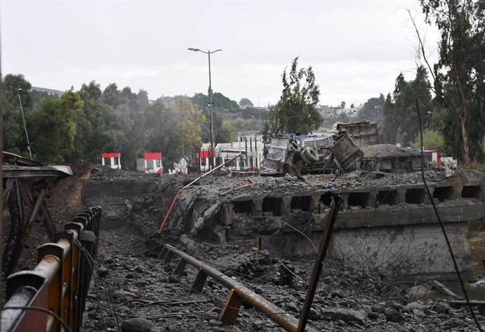 Puente destruido en Homs, Siria.