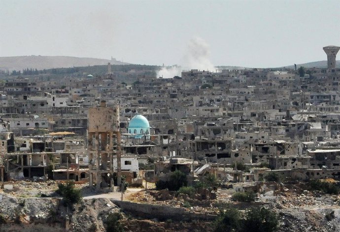 Archivo - (210830) -- DARAA (SYRIA), Aug. 30, 2021 (Xinhua) -- Smoke rises from an area in the southern province of Daraa, Syria, on Aug. 30, 2021. The Syrian army entered Daraa in 2018 after the rebels there were dislodged to the rebel-held areas in the 