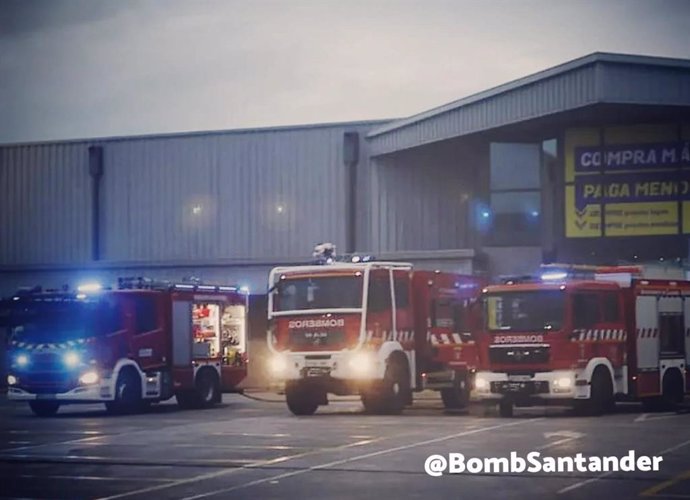 Bomberos sofocan un incendio en la nave de Makro