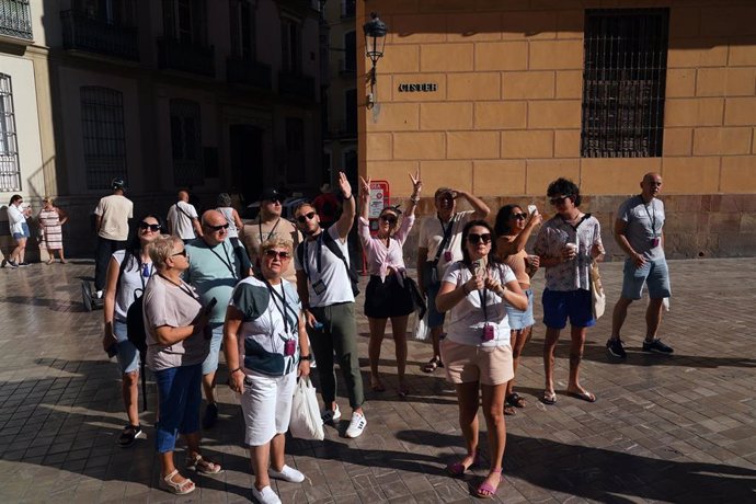 Archivo - Turista visitando la ciudad. A 27 de septiembre de 2024, en Málaga (Andalucía, España). (Foto de archivo).