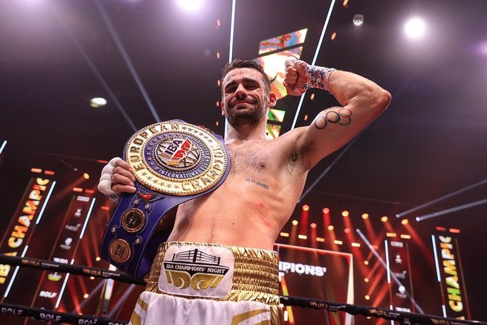 El español José Quiles se proclama campeón de Europa en la IBA Champions Night de Dubái