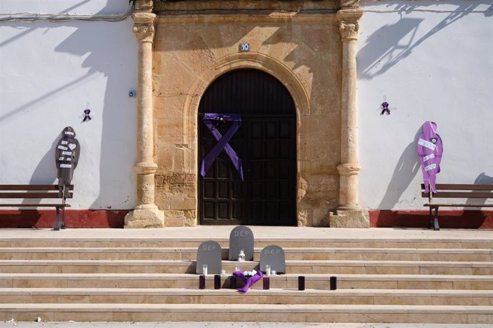 Archivo - Homenaje a las víctimas en la Plaza de Las Pedroñeras, Cuenca, Castilla - La Mancha.