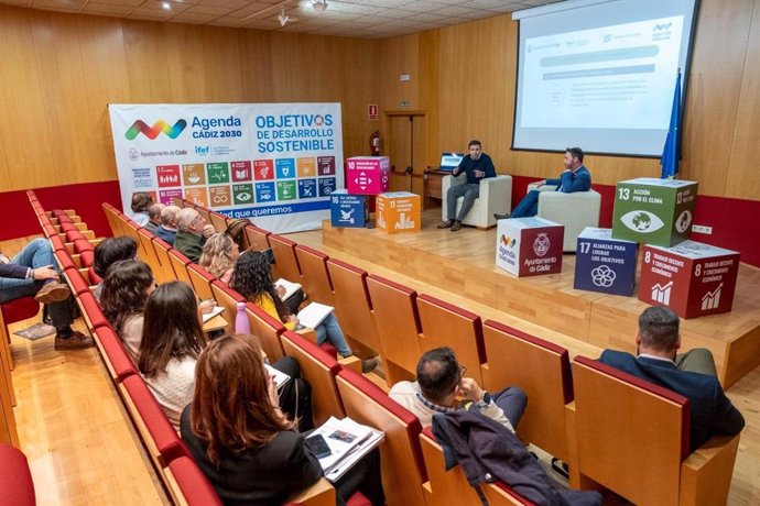 Reunión en el salón de actos del IFEF.