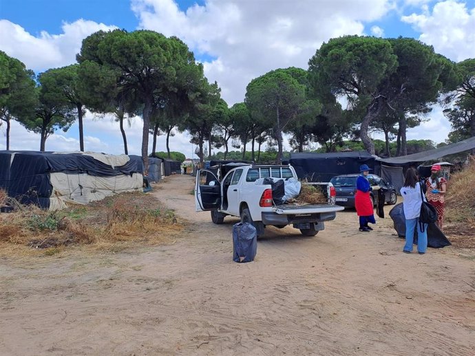 La Junta y el Ayuntamiento de Lucena del Puerto (Huelva) refuerzan su labor para erradicar los asentamientos de chabolas.