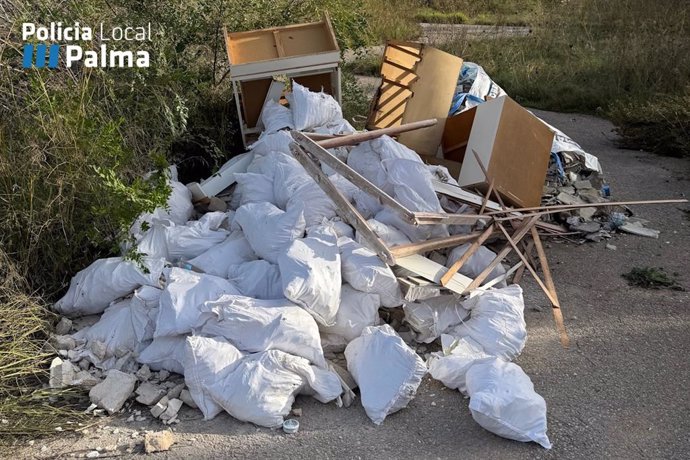 Vertido ilegal de escombros en un solar del polígono de Son Rossinyol Vell