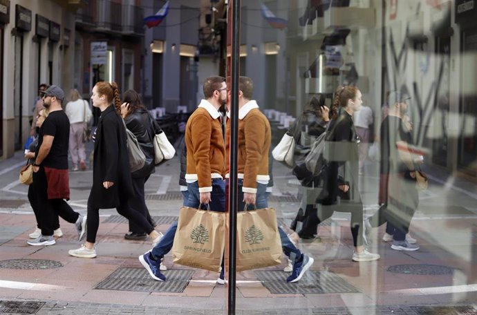 Archivo - Imagen de archivo de malagueños de compras navideñas.