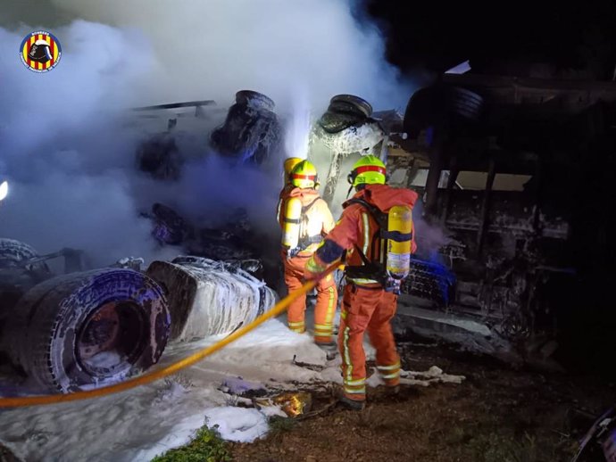 El Consorcio de Bomberos de Valencia actúa en un incendio mortal en la A-3 en el término municipal de Siete Aguas