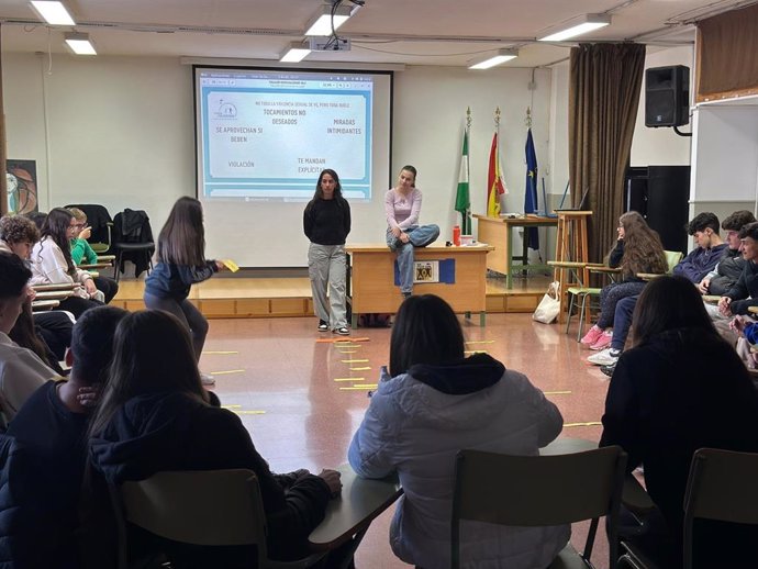 La Junta organiza talleres en 15 institutos de la provincia de Granada con motivo del Día de la Lucha contra el SIDA.