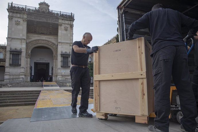 Archivo - Operarios trasladan del Museo Arqueológico  las piezas embaladas. A 18 de octubre de 2022, en Sevilla (Andalucía, España). El Museo Arqueológico de Sevilla, dependiente de la Consejería de Cultura y Patrimonio Histórico de la Junta de Andalucía,