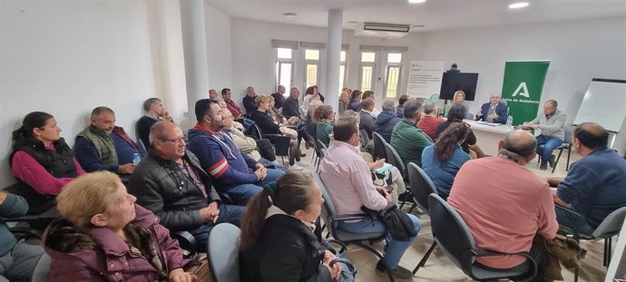 Reunión mantenida en la Oficina Comarcal Agraria (OCA) de Baza (Granada).