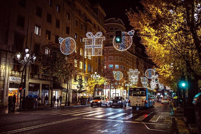 Archivo - Luces de navidad en Santander.-ARCHIVO