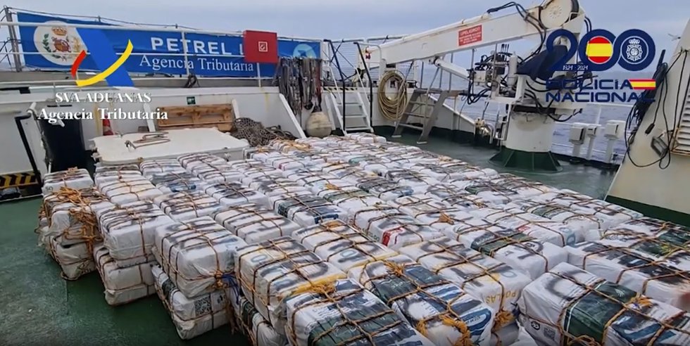 Intervienen 3.300 kilos de cocaína en un pesquero que navegaba al oeste de Canarias