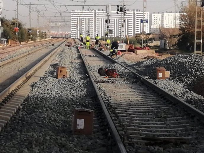 Técnicos de Renfe trabajando en una vía de la provincia de Valencia