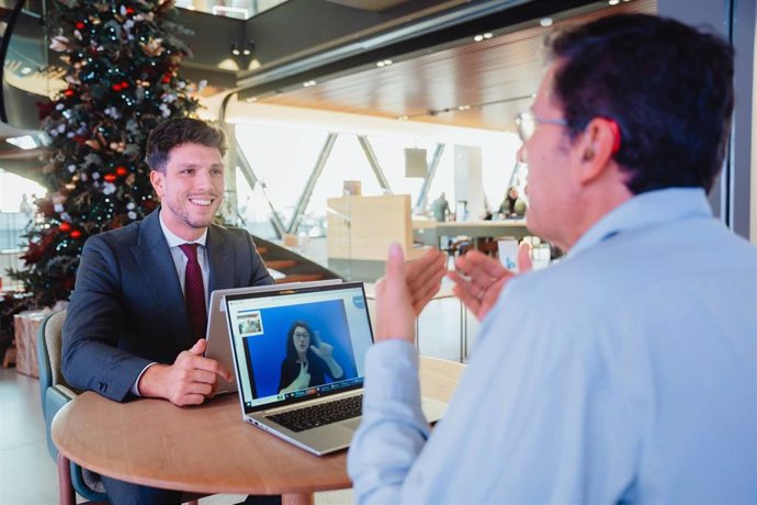 CaixaBank, primer banco que lanza un servicio de videointerpretación en lengua de signos en sus oficinas de La Rioja