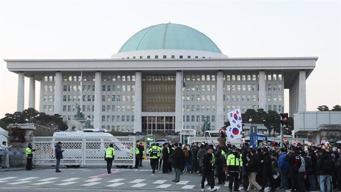 Protesta ante la Asamblea Nacional de Corea del Sur contra el presidente, Yoon Suk Yeol