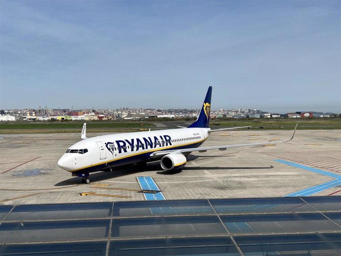 Archivo - Un avión de Ryanair en el aeropuerto Seve Ballesteros.-ARCHIVO