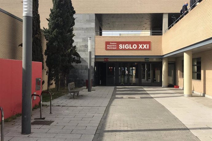 Archivo - Fachada del Centro Deportivo Municipal  Siglo XXI de Zaragoza. 