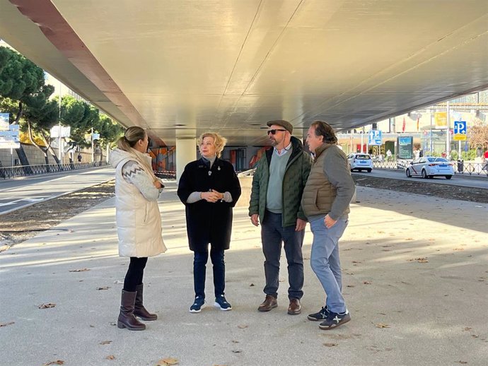 La delegada de Obras y Equipamientos, Paloma García Romero, acompañada por los concejales de Chamartín, Yolanda Estrada, y Chamberí, Jaime González Taboada, visita la parte inferior del puente de Raimundo Fernández Villaverde.