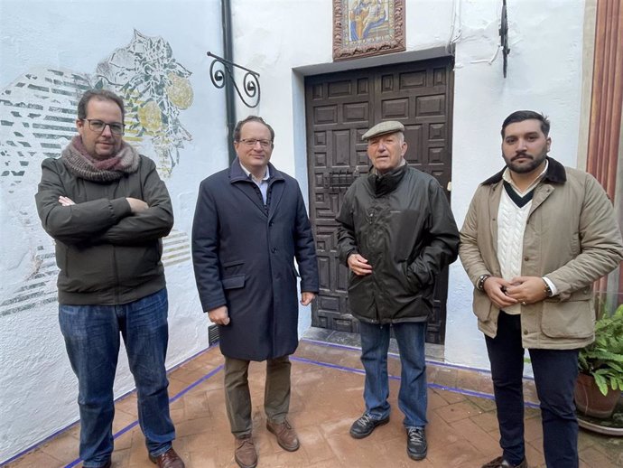 El diputado nacional de Vox por Córdoba, José Ramírez del Río, en la visita que ha realizado junto a miembros de la Asociación Cultural Pro Casa Julio Romero de Torres.