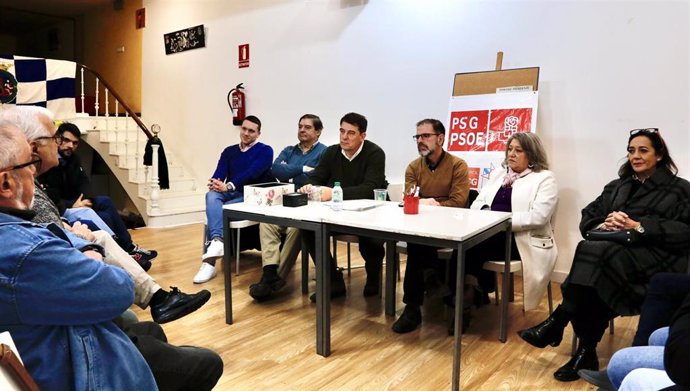 El secretario xeral del PSdeG, José Ramón Gómez Bosteiro, en un encuentro con entidades de memoria histórica de la comarca de Ferrol