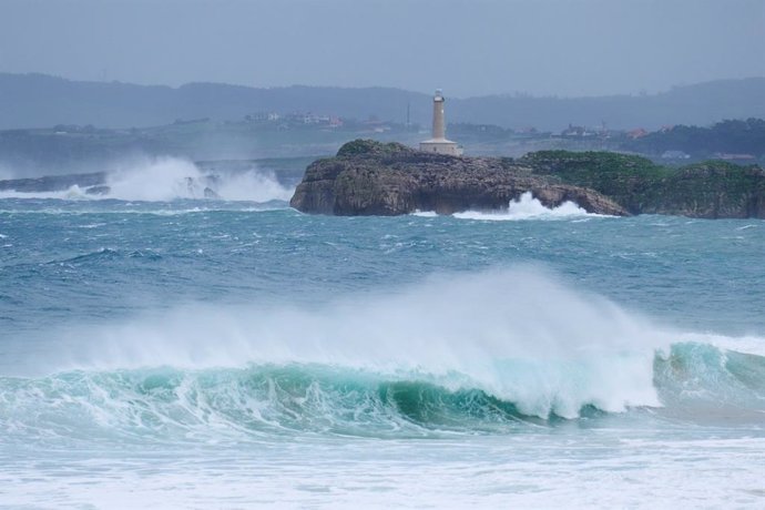 Archivo - Oleaje en Santander.-ARCHIVO