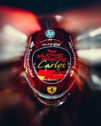 Leclerc rinde homenaje en su casco a Carlos Sainz en su último Gran Premio con Ferrari