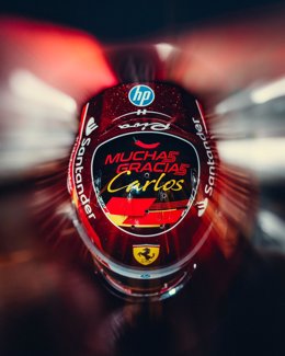 Charles Leclerc rinde homenaje en su casco a Carlos Sainz en su último Gran Premio con Ferrari