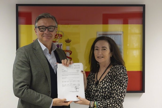 El portavoz del Grupo Parlamentario Vox en Andalucía, Manuel Gavira, y la presidenta de Vox en Huelva, María López.