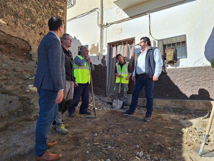 Martín visita las obras del Programa de Fomento de Empleo Agrario para mantenimiento medioambiental de Fiñana.