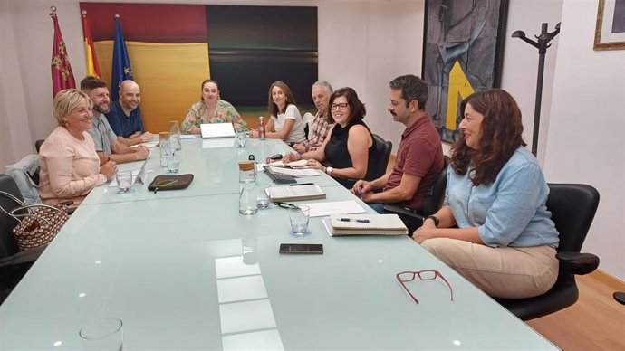 Reunión de los integrantes de la Comisión de Seguimiento de la Carta Europea de Turismo Sostenible del Parque Regional de Sierra Espuña, coordinada por la secretaria autonómica de Energía, Sostenibilidad y Acción Climática, María Cruz Ferreira.