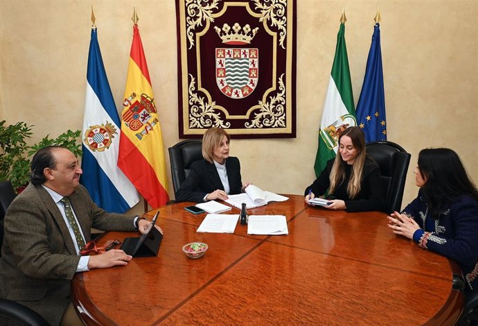 La alcaldesa de Jerez de la Frontera, María José García-Pelayo, junto la directora del festival y de la Asociación de Artes Escénicas y Audiovisuales de Jerez, Lidia María de Jaime.