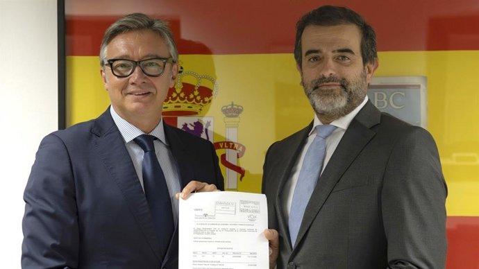 El portavoz del Grupo Parlamentario Vox en Andalucía, Manuel Gavira, y el parlamentario andaluz y presidente del CEP de Málaga, Antonio Sevilla.