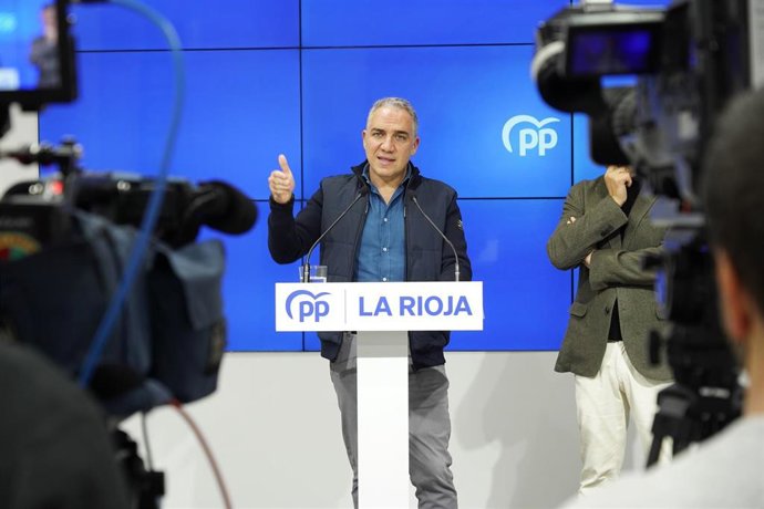 El vicesecretario de Coordinación Autonómica y Local del PP, Elías Bendodo, ofrece una rueda de prensa tras una reunión con el alcalde de Logroño, Conrado Escobar, en la sede del PP de La Rioja, a 7 de diciembre de 2024, en Logroño, La Rioja (España). B