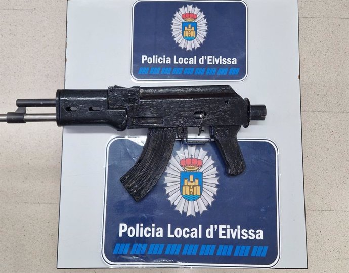 Decomisada en Ibiza por parte de la Policía Local una arma ficticia