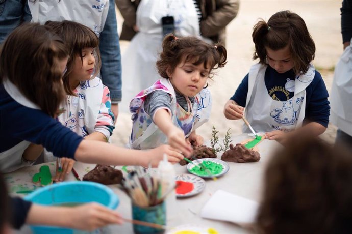 Archivo - Varias niñas se esmeran con los pinceles en una de las actividades desarrolladas por el Taller Escuela Cerámica de Muel (Zaragoza).