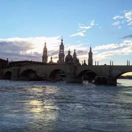 Puente de Piedra con el Pilar al fondo.