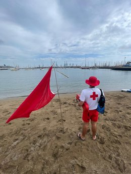 Bandera roja en la playa de Las Alcaravaneras, en Las Palmas de Gran Canaria