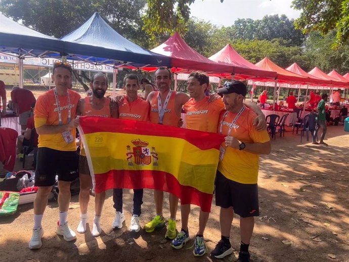 Antonio Jesús Aguilar y el equipo español masculino logran dos platas en el Mundial de 100 kilómetros