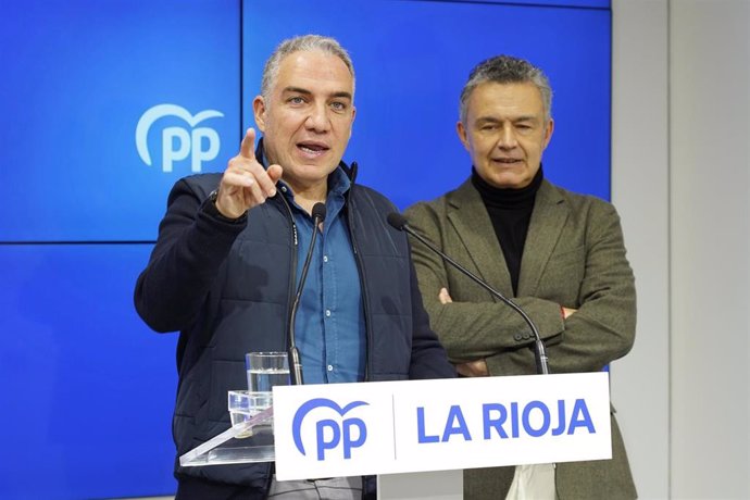 El vicesecretario de Coordinación Autonómica y Local del PP, Elías Bendodo (i), y el alcalde de Logroño, Conrado Escobar (d), ofrecen una rueda de prensa tras una reunión, en la sede del PP de La Rioja, a 7 de diciembre de 2024, en Logroño