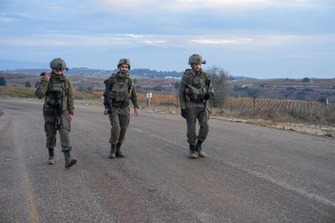 Militares israelíes patrullan una zona cercana a la frontera con Líbano