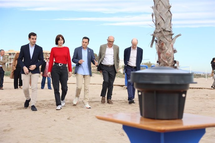 La ministra de Ciencia, Innovación y Universidades, Diana Morant, presenta un proyecto piloto para frenar la regresión de las playas en Canet d’en Berenguer (Valencia) a través de una boya inteligente